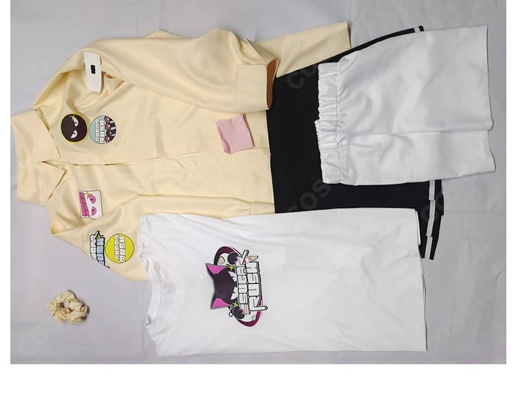 セット内容の一覧ディスプレイ:コート、インナー、ミニスカート、髪飾り、レッグカバー、リストバンドの6点。