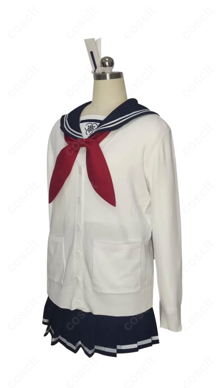 柚鳥ナツ 制服コスの側面。コートのラインと肩の落ち感、ウエスト位置からスカート裾までのきれいなシルエットが確認できる。