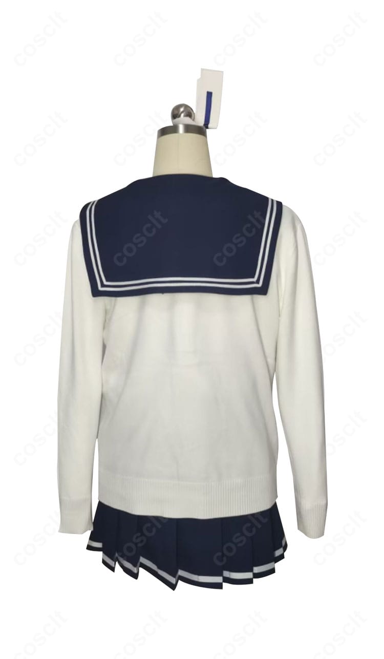 柚鳥ナツ 制服コスの背面。背中の縫製ライン、裾の広がり、スカーフの後ろ姿の納まりなどディテールを示す画像。