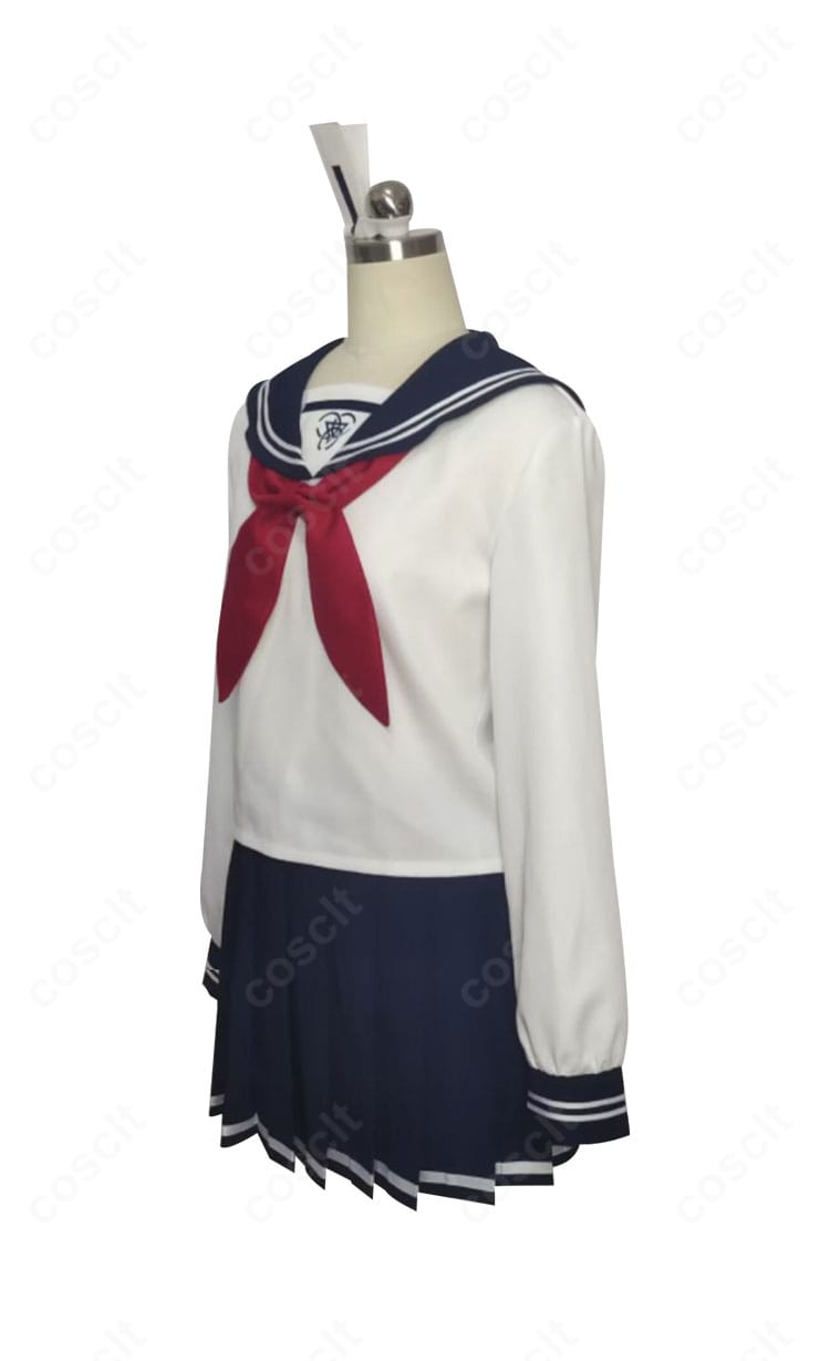 左側ディテールの近接。コートのポケット周りと飾りパーツ、縫い目の仕上げを確認できる画像。