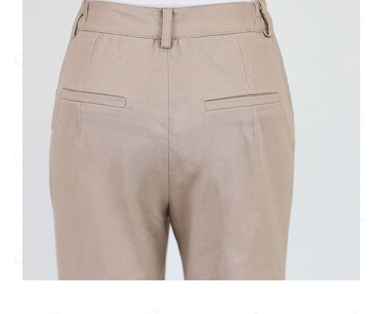 ズボン背面のディテール。ヒップから裾へ落ちるストレートラインを確認できる