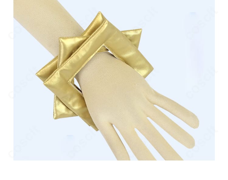 左手首飾りのディテール。撮影で映えるテクスチャと留め具の仕様が見える