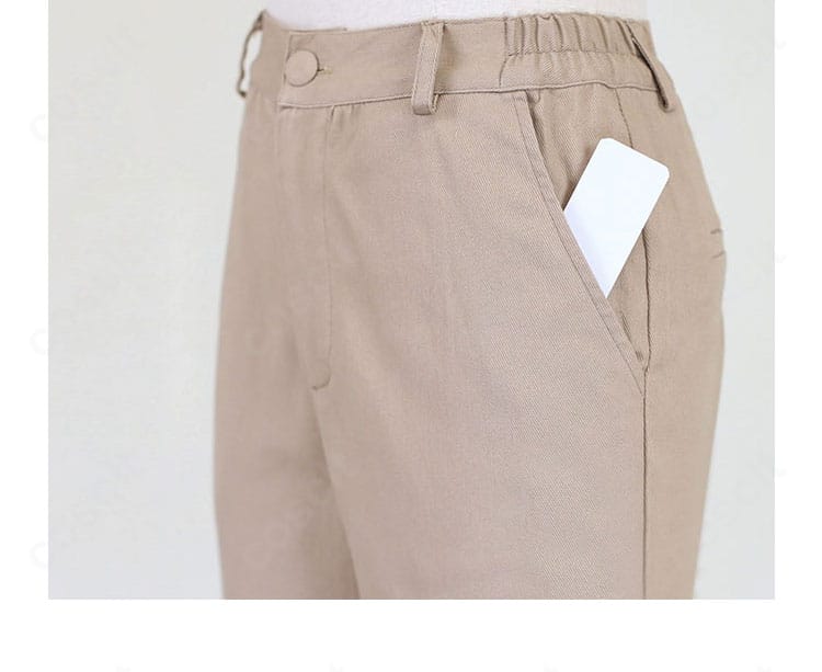 ズボンのポケット装飾のクローズアップ。実用性と撮影映えを両立したNコスのパンツ