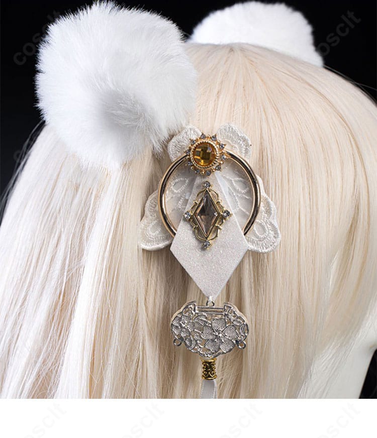 付属アクセサリーの細部、質感とモチーフの再現度を確認できるカット