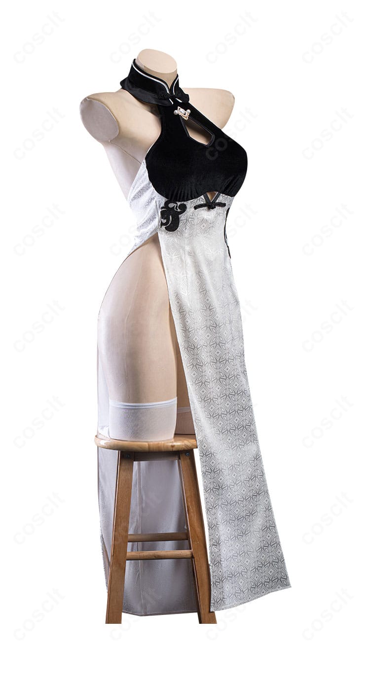 ペーター・シュトラッサー 艶書美玉衣装のサイドビュー、深めスリットとシルエットの流れを強調