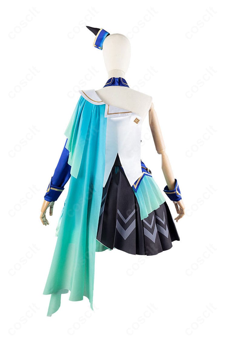 ウマ娘 ヴィルシーナ コスプレ衣装の背面全景。マントのラインと背面の装飾配置を収めた写真