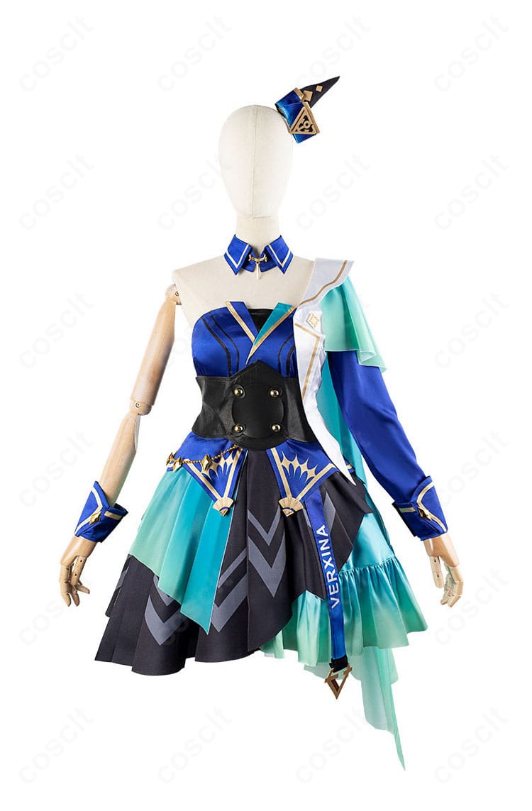 ウマ娘 ヴィルシーナ 勝負服コスプレの正面全景。ワンピースとマントのシルエットが分かる写真