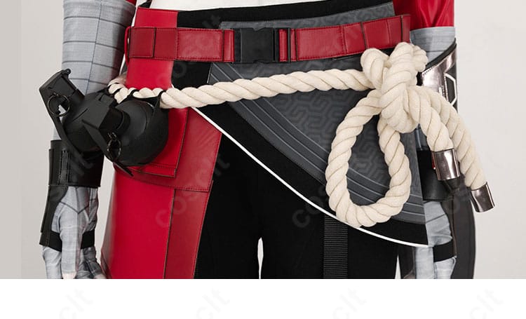 腰部装飾とベルト・ポーチの配置が分かるディテールショット