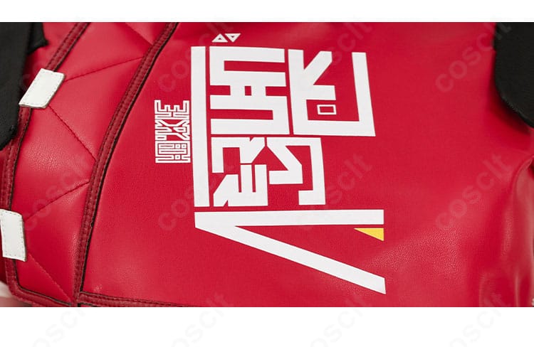 衣襟と首回りの装飾ディテール。ステッチと素材感の近接写真