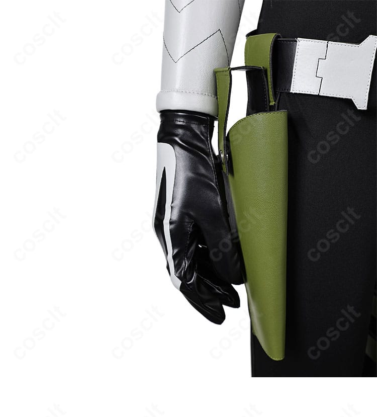 亜白ミナ 戦闘服コスプレ 腰右側ディテール。ポーチとホルスターの作りと固定方法を示す。