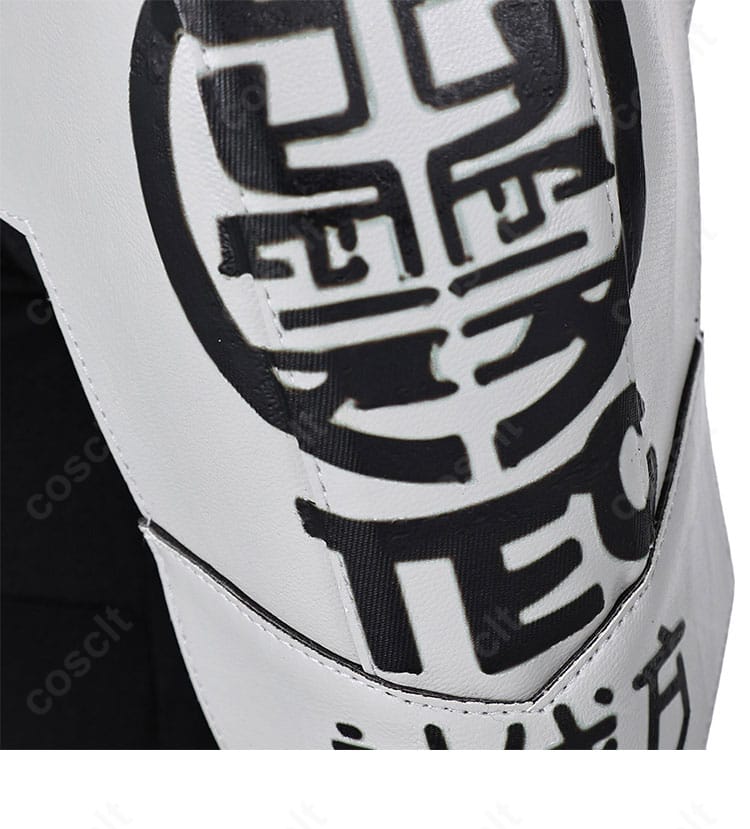 亜白ミナ 戦闘服コスプレ 肩・袖の装飾。アーマーパーツの精密な造形とライン。