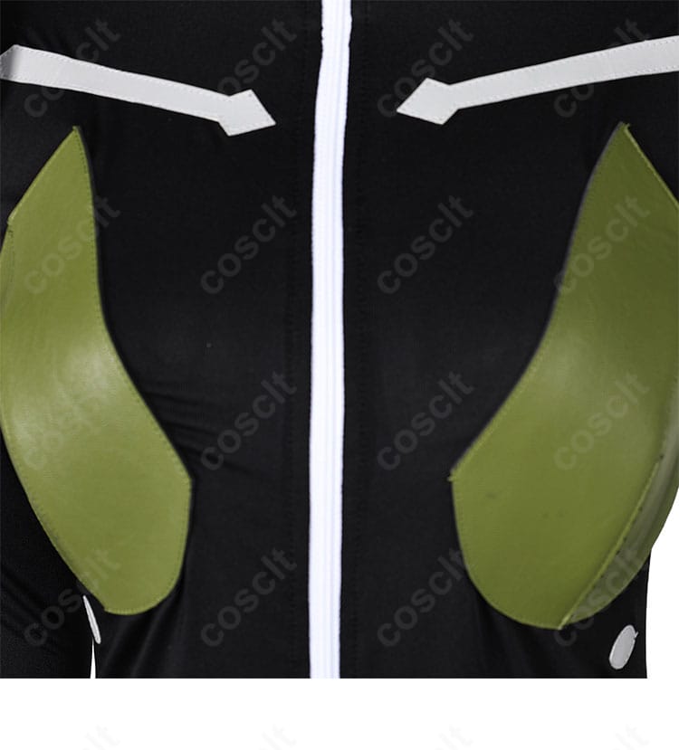 亜白ミナ 戦闘服コスプレ 胸前装飾の接写。戦闘服らしいアクセントと質感を再現。