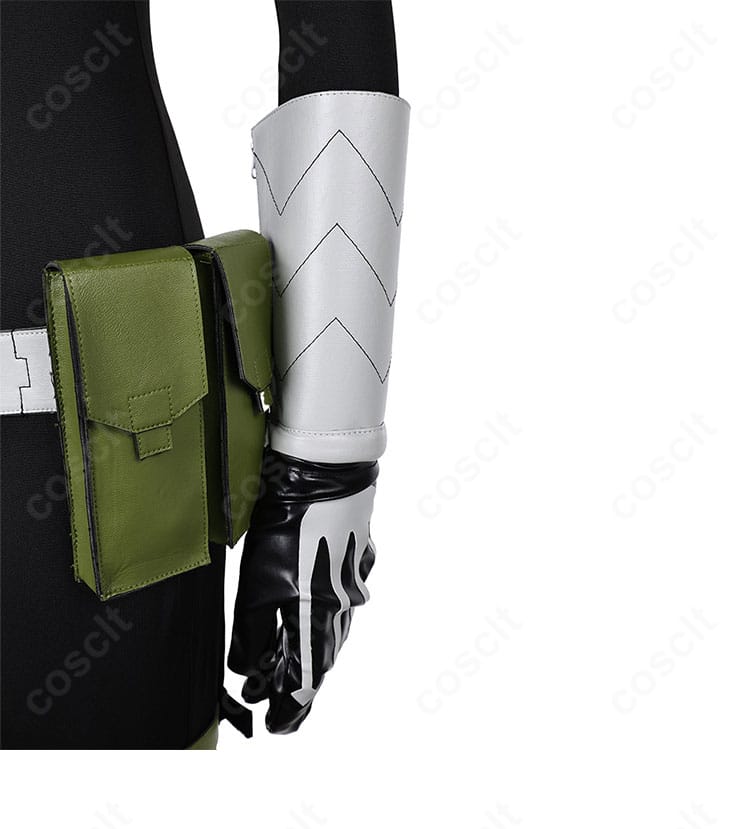 亜白ミナ 戦闘服コスプレ 腰左側ディテール。ウエストポーチとホルスターの堅牢な仕立て。