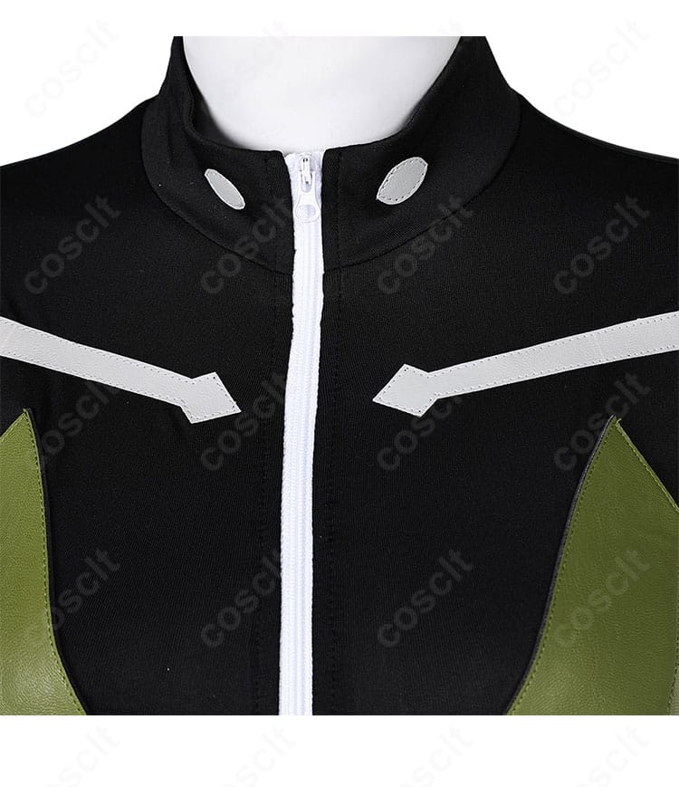 亜白ミナ 戦闘服コスプレ 襟元ディテール。縁処理とパネル切り替えの精度がわかる接写。