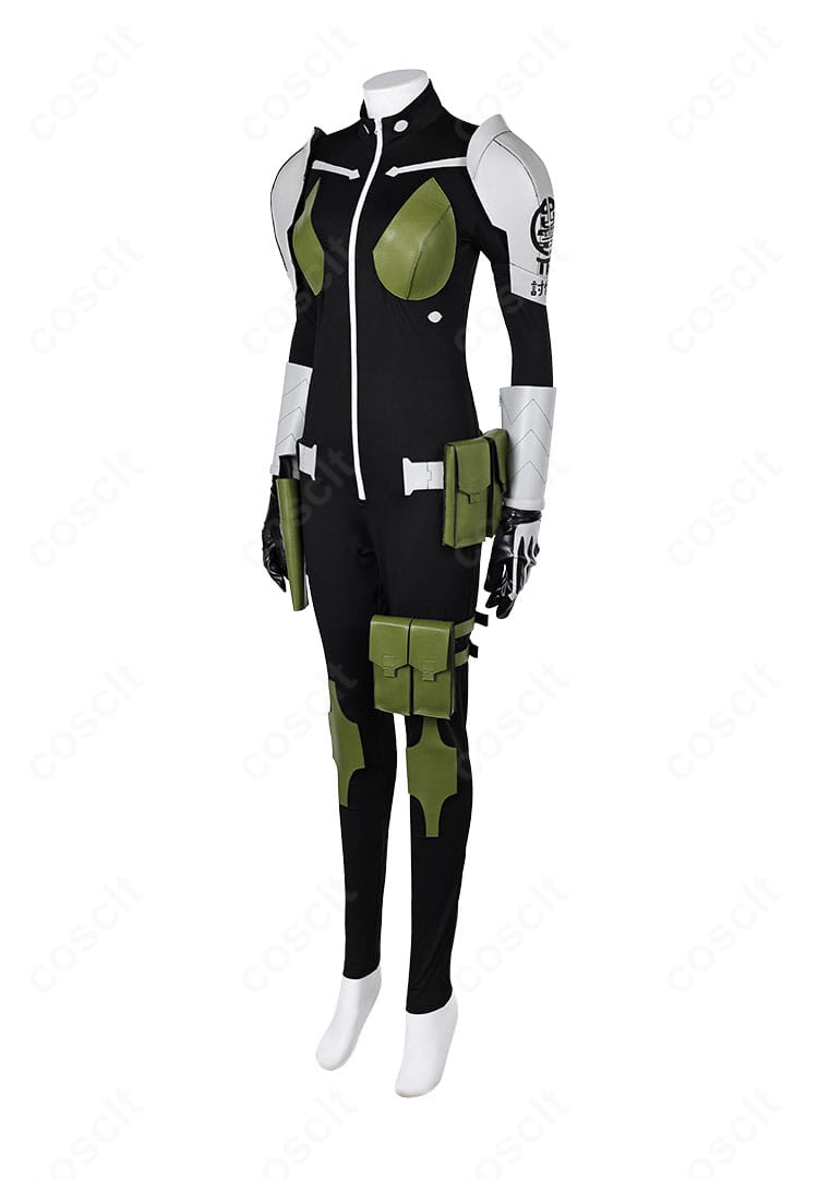 亜白ミナ 戦闘服コスプレ 側面。手袋、レッグポーチ、ウエストポーチの配置と立体感が見えるディテール。