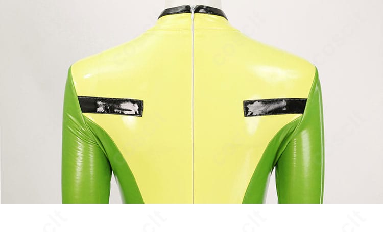 背面のベルト通しとコートの切替、背中心ラインを示すディテール画像。