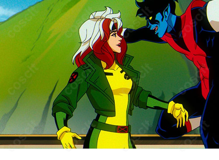 X-MENのローグを再現したコスプレ衣装の着用イメージ。グリーン×イエローのスーツにブラウンコートとヘアバンドが映える全身カット。