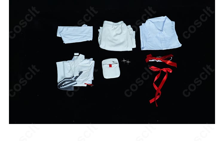 ホロライブ ReGLOSS 音乃瀬奏 コスプレ衣装のセット内容一式。上着・インナー・ショートパンツ・アームカバー・レッグポーチ・リボン・髪飾り・飾り物を並べて展示。