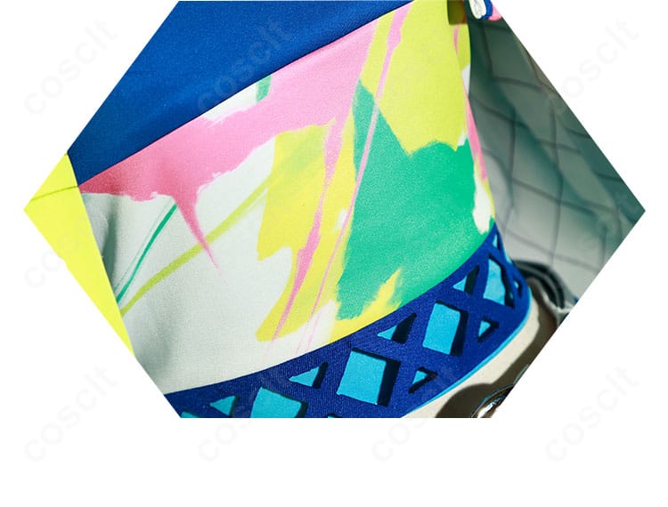 腰部装飾のアップ。ベルトと飾り物のレイアウト、固定位置とバランスを確認できる。