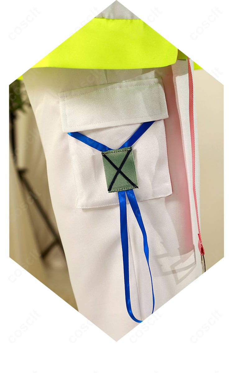 パンツ裾と足元装飾の接写。ライン取りと装飾の配置で脚長効果を狙った設計。