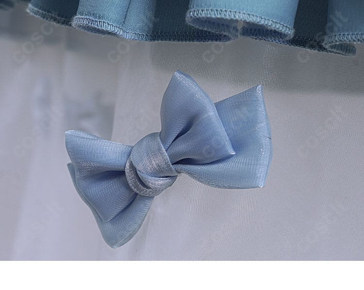 エマ・ウッズ衣装のスカート蝶結び装飾。可愛らしい印象を強める立体ディテール。