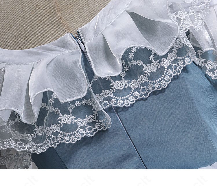 エマ・ウッズ衣装に施された衣チェーンの接写。精緻な金具と取り付けの安定感を示す。