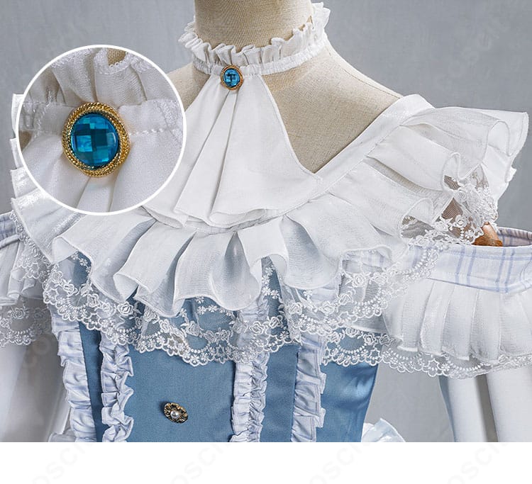 エマ・ウッズ衣装付属の首飾り詳細。上品なアクセントとしてコーデを引き締める質感表現。