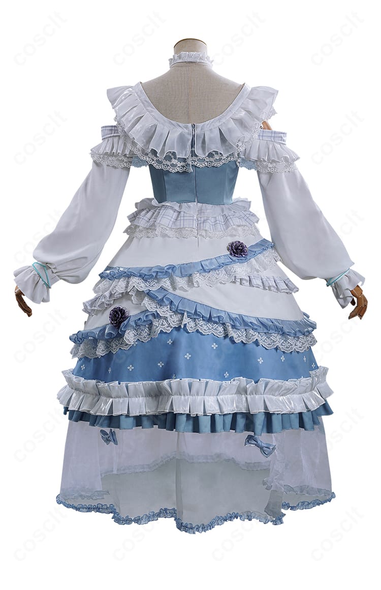 エマ・ウッズ衣装・背面全体。背中の切り替えとリボン位置、裾の落ち感が忠実に再現された様子。