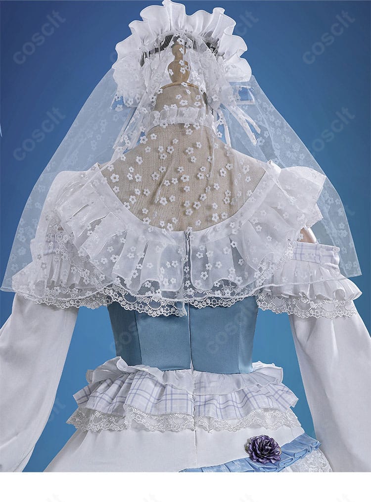 エマ・ウッズ衣装・背面ディテール。ファスナー処理と装飾配置が見やすい画像。