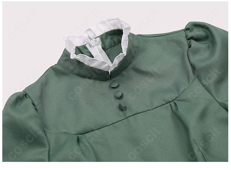 襟の装飾アップ。ソフィーらしい端正なデザインと清楚な発色を確認