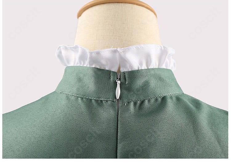 衣装のチェーン装飾ディテール。控えめな輝きでクラシックな印象を演出