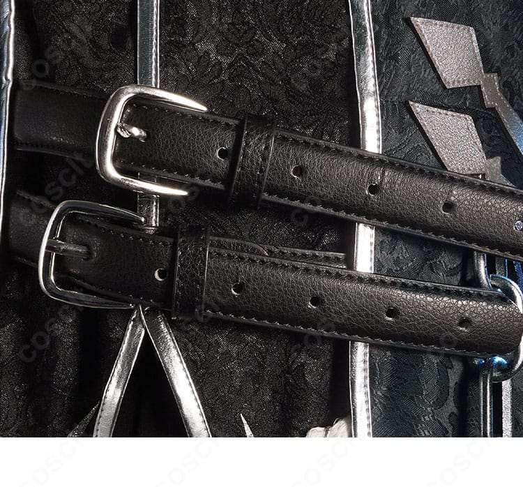 腰ベルトの金具ディテール。固定力と意匠の両立がわかる拡大写真。