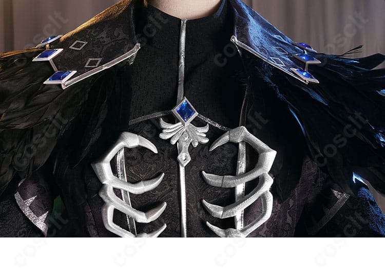 襟元ディテールのアップ。刺繍の図案と縫製の整いを示す近接写真。