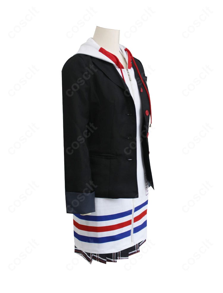 側面から見たコスプレ衣装。スカートのラインと白パーカーのレイヤード、コートのサイドシルエットが際立つ画像。