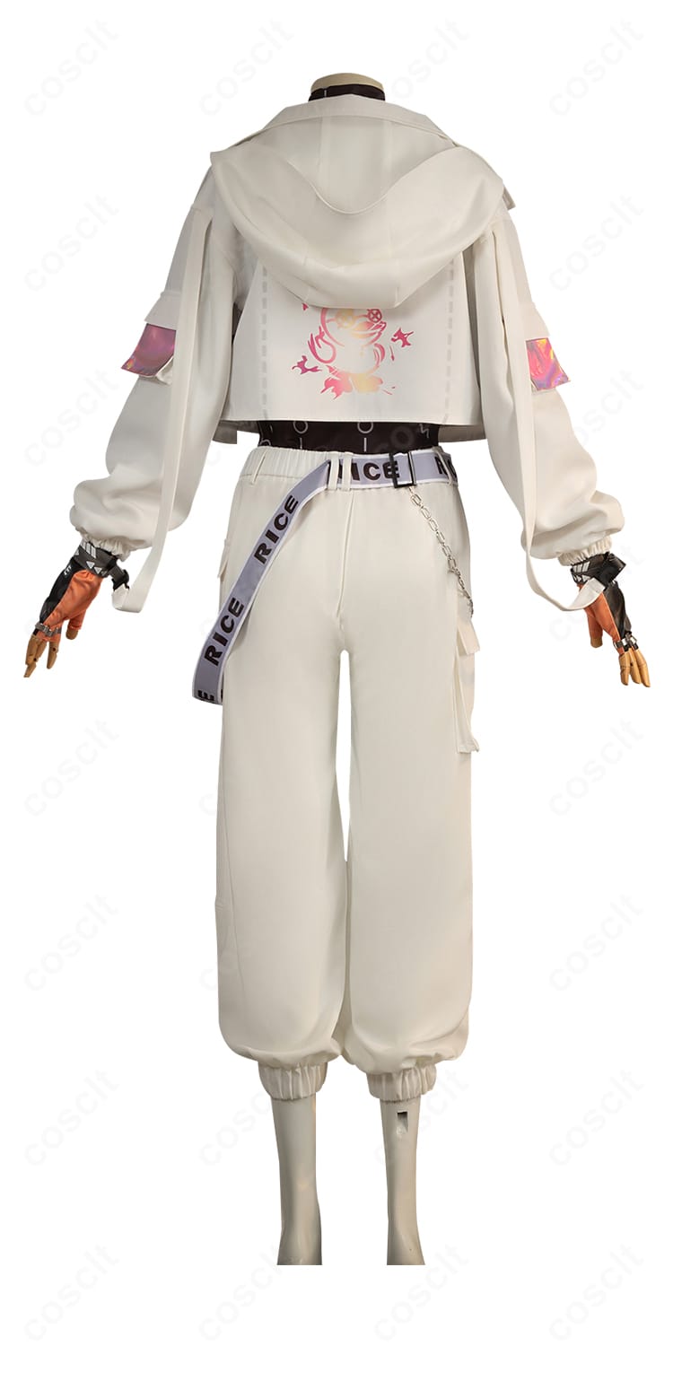 背面図。背面装飾とヘッドホンの位置関係、後ろ姿のシルエットが分かるカット。