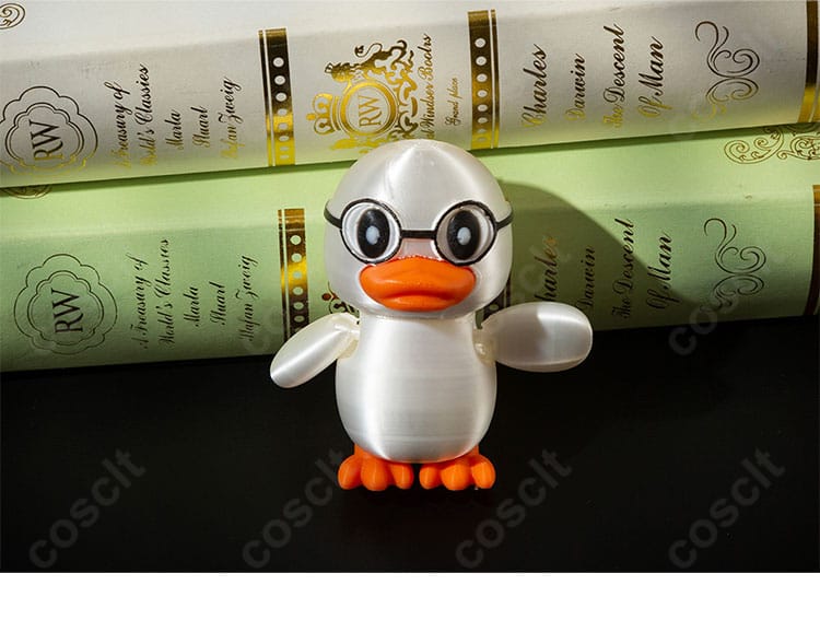 腰の小鸭モチーフ飾りのディテール。アクセントとなる腰飾りの質感と固定方法を確認。