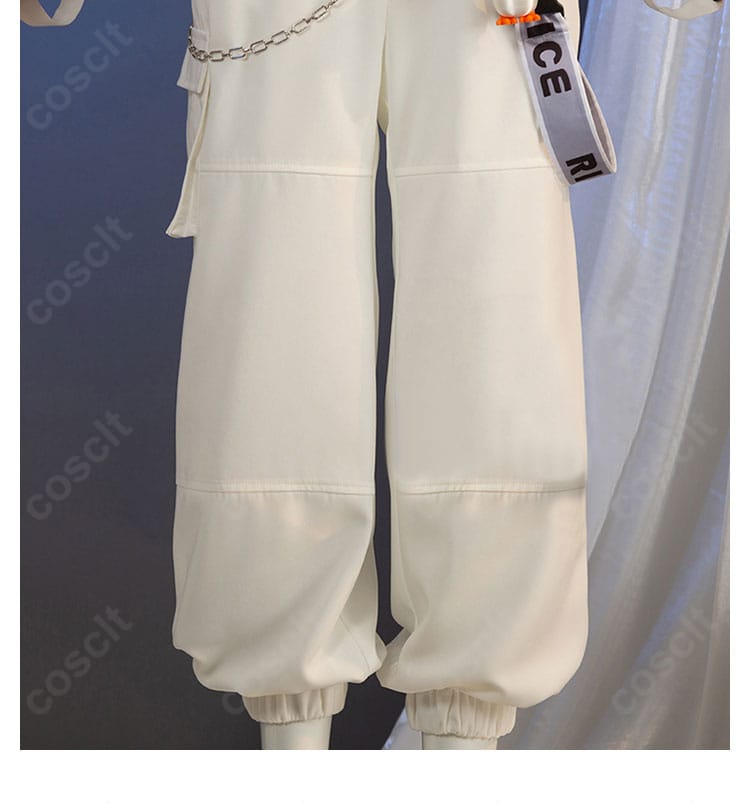 パンツの装飾ディテール。ステッチと装飾パーツの配置を確認できるクローズアップ。