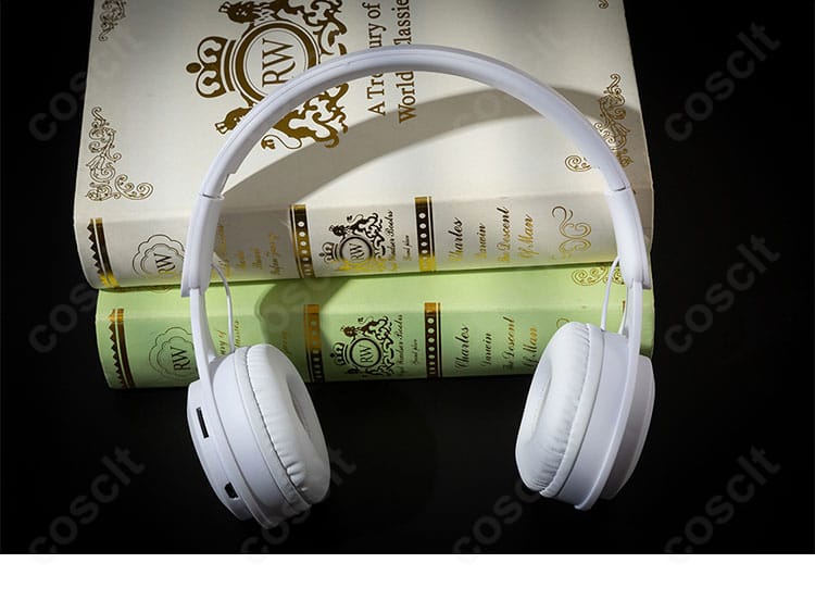 耳飾りのディテール。精緻なメタル調パーツがコーデ全体を引き締める様子。