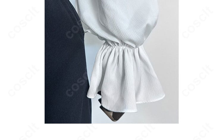 袖口の刺繍とカフ仕様のアップ。細部の縫製と意匠の仕上がりを示す。