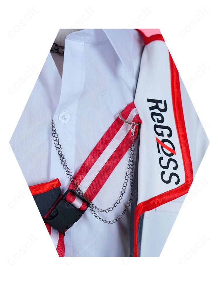 火威青 コスプレの胸元ディテール。胸飾りと刺繍装飾の質感が伝わるクローズアップ。