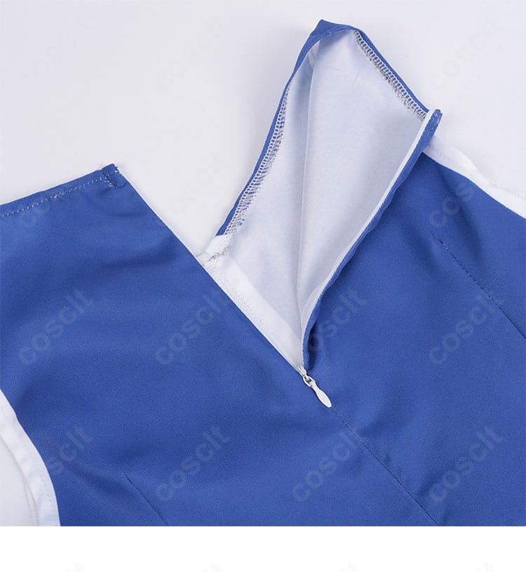 アクア衣装のチェーン装飾アップ。軽量で撮影映えする金具パーツの質感。