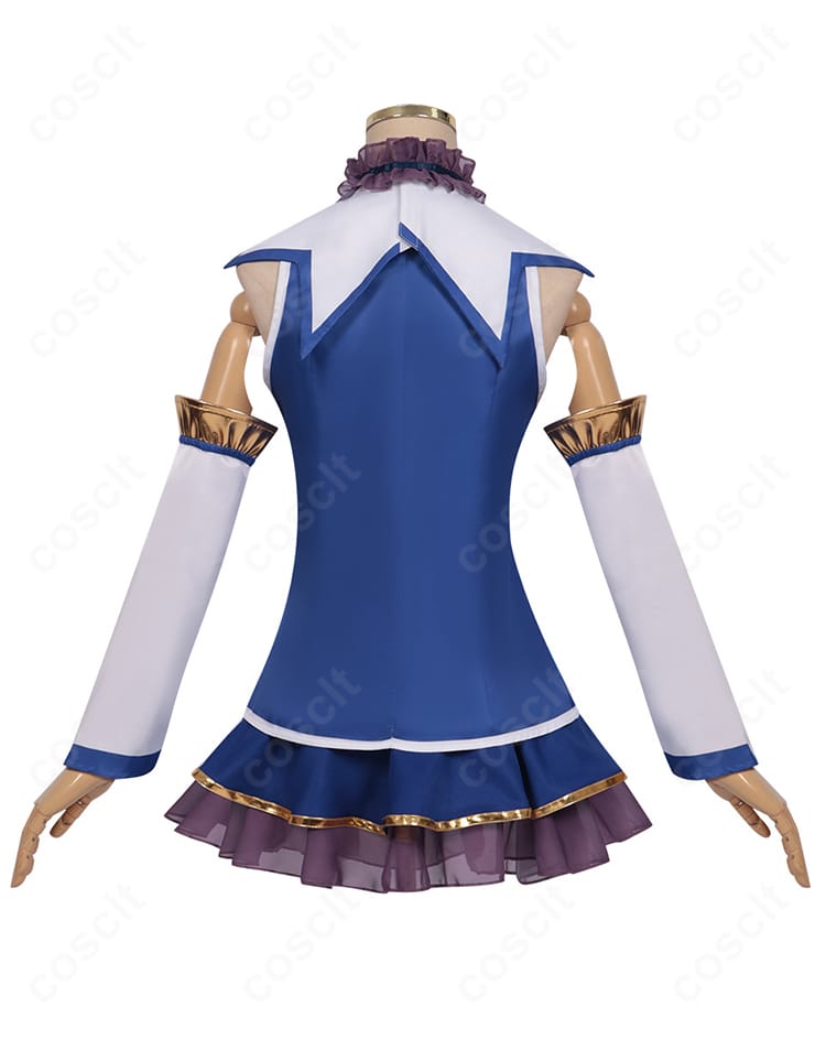 アクア衣装の背面デザイン。背中の開きとトリムの配置まで忠実に再現したショット。