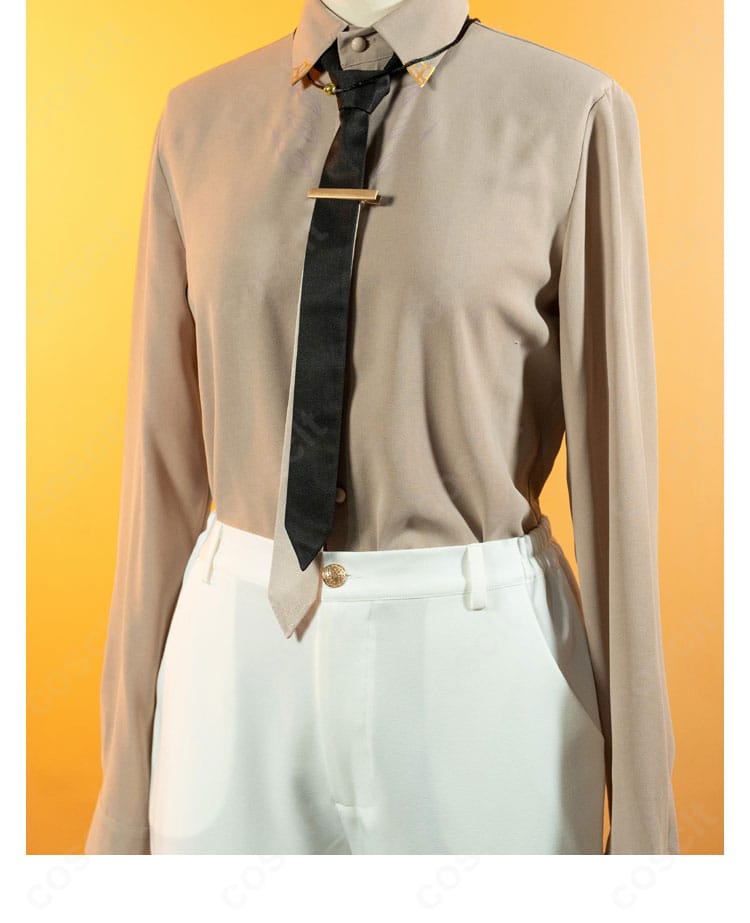 長袖シャツの質感とボタン周りのディテール。肌触りの良さと耐久性を両立。