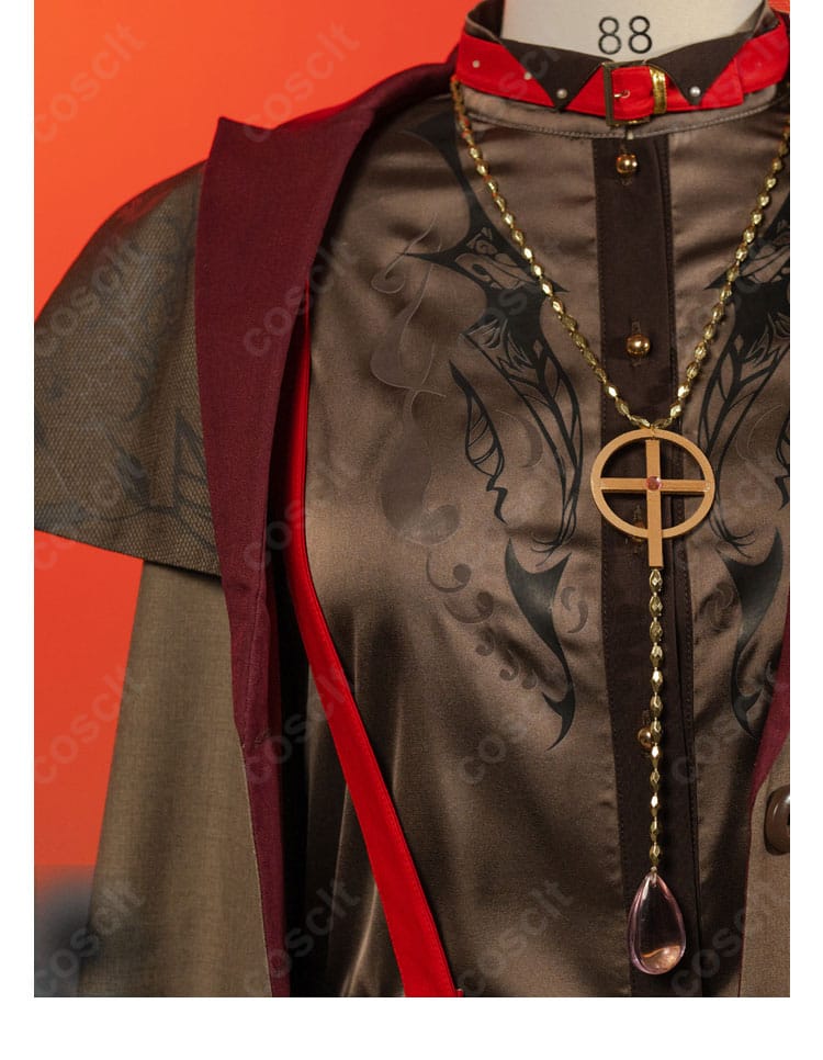 ネックレス装飾のディテール。トップの意匠とチェーンの質感が分かる画像