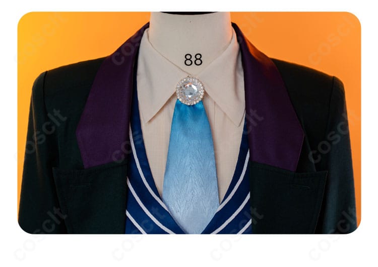 襟元ディテールの拡大。シャツカラーとコートの襟周り、配色のコントラストが分かる画像