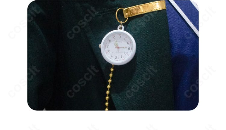 胸元の懐中時計アクセサリーの拡大。チェーンの取り回しとトップの質感を強調した画像