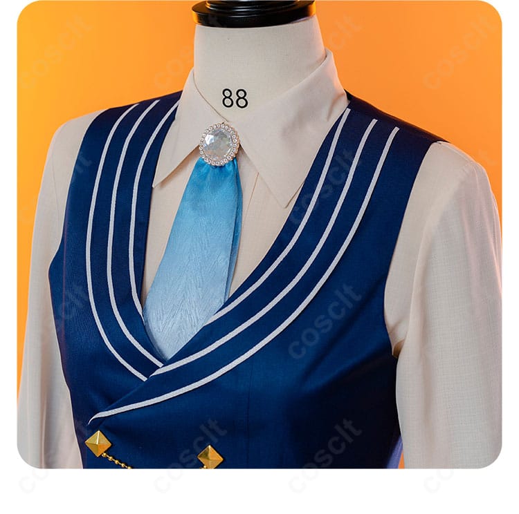 衣領装飾のディテール。襟の形状、重なり、装飾の配置が確認できる近接写真