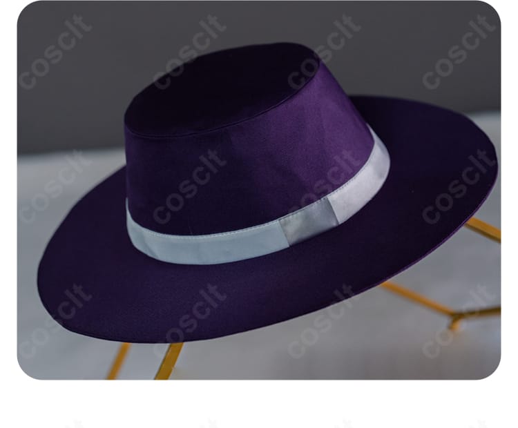 帽子の装飾ディテール。リボンと金具の配置、クラウンの形を明確に捉えた画像