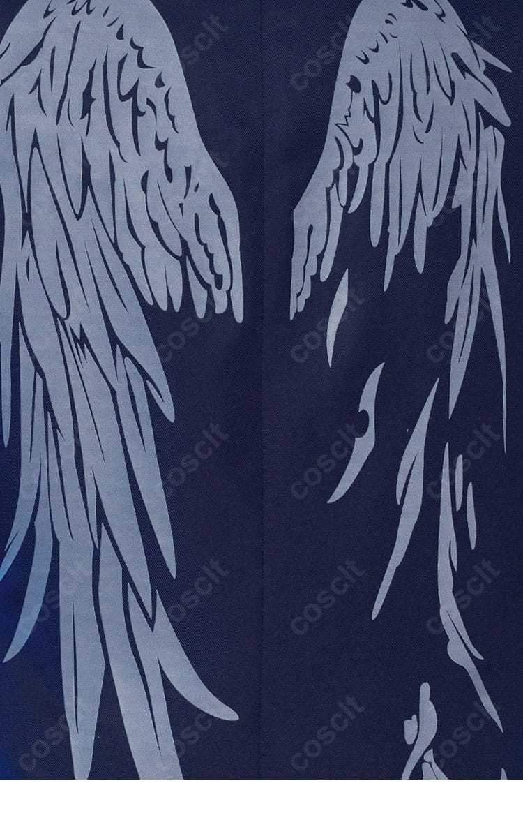 背面の羽翼モチーフをクローズアップ。ステージ映えする装飾が衣装全体のアクセントに。