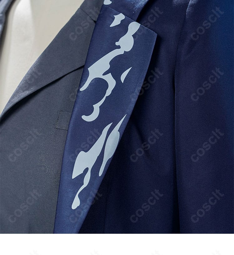 襟周りの装飾ディテール。門襟から続く装飾要素を近距離で示し、質感と精度を訴求。